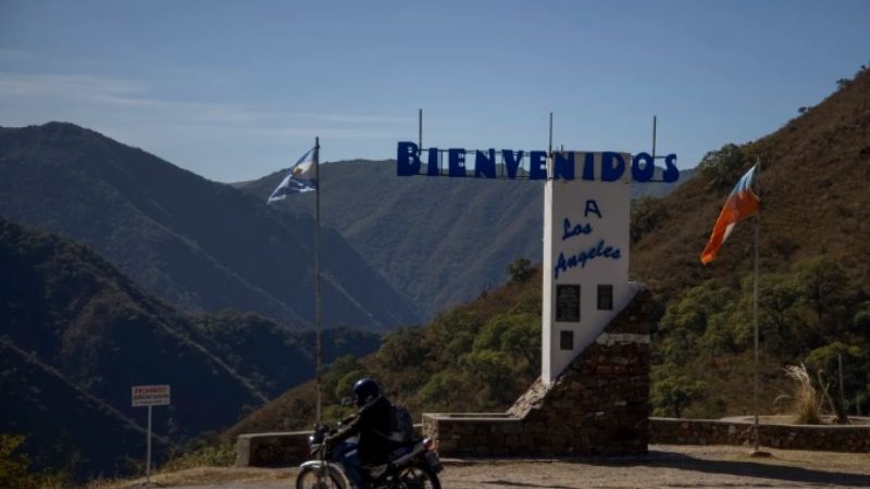 Los Ángeles: el pueblo de 300 habitantes que cuelga de un cerro