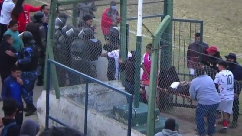 DT insultó al árbitro y la policía lo reprimió con violencia