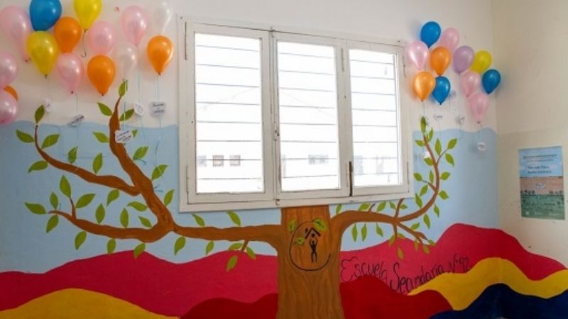 Alumnos pintaron un mural por el aniversario de la Escuela Hogar
