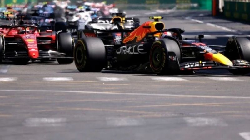 Verstappen aprovechó el abandono de Leclerc y ganó el GP de Azerbaiyán