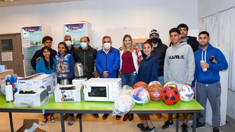 Jalil, Saadi y Centurión entregaron insumos y electrodomésticos a la Residencia Universitaria Provincial