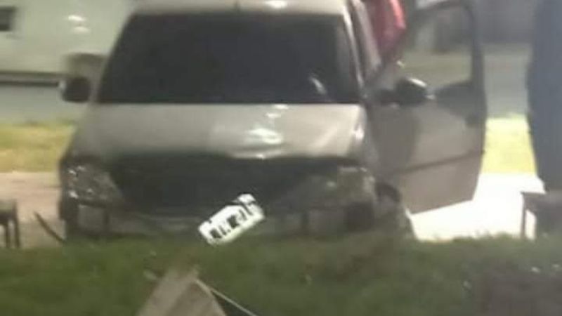 Automovilista descontrolado chocó el auto contra una plaza