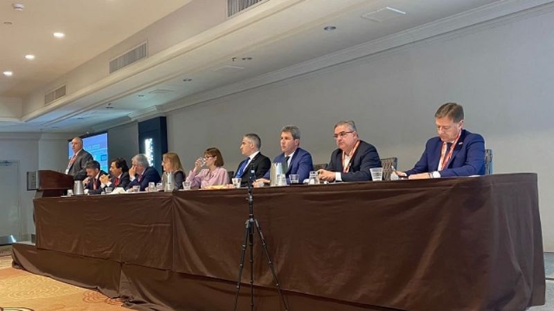 Los seis gobernadores de provincias mineras expusieron juntos en Canadá