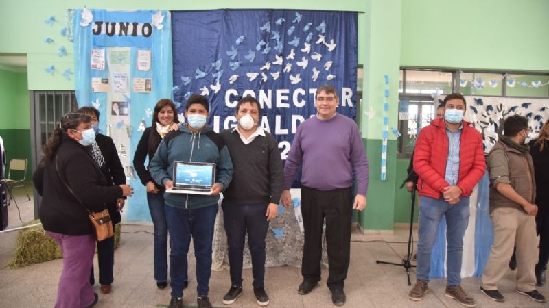 Entregaron 110 netbooks en Tinogasta