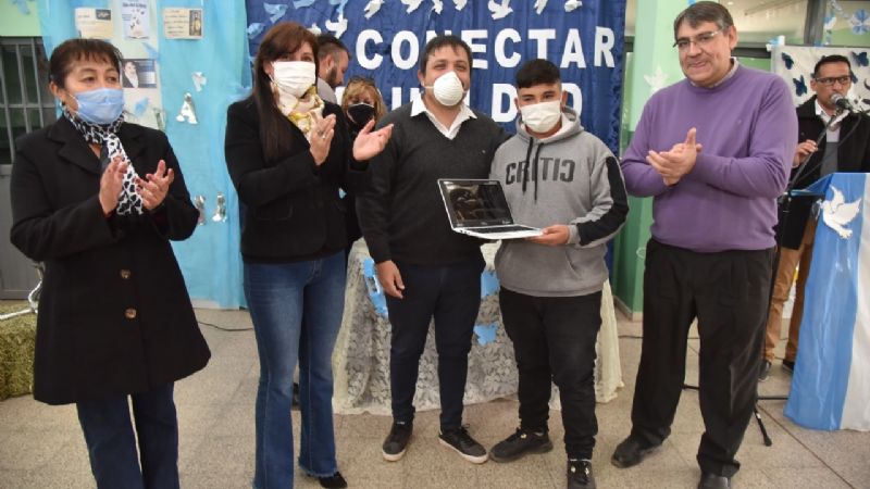 Entregaron 110 netbooks en Tinogasta