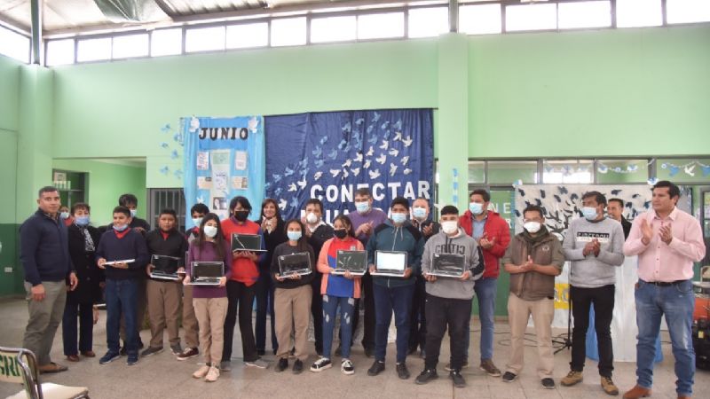 Entregaron 110 netbooks en Tinogasta