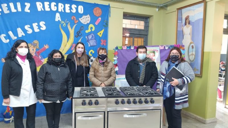 El Ministerio de Educación entregó cocinas industriales a dos escuelas del Valle Central