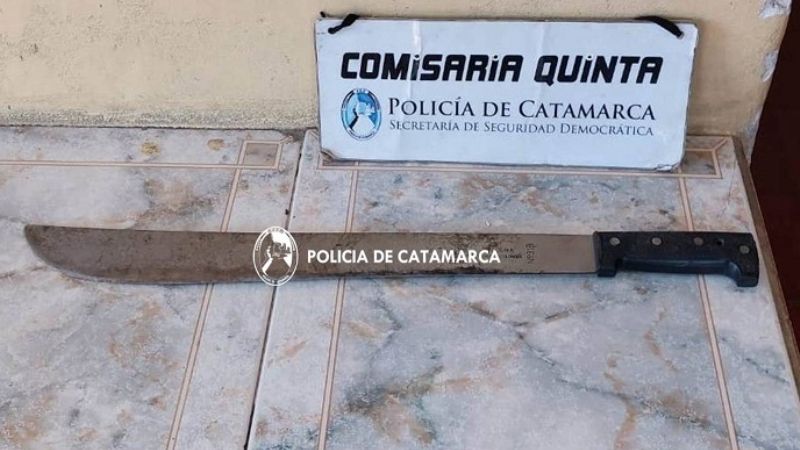 Secuestran un machete y detienen a un hombre violento