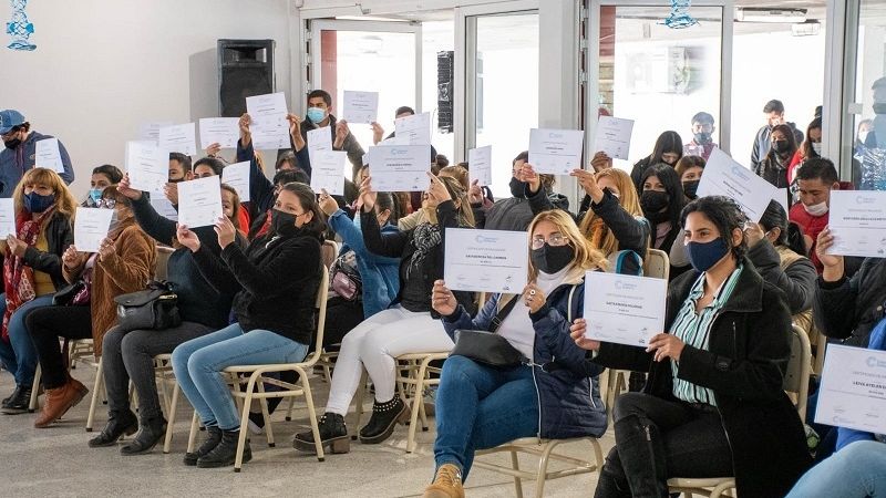 Entrega de certificados a nuevos operadores de máquinas de la confección