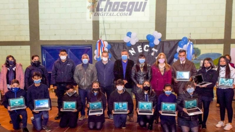 160 alumnos de Miraflores recibieron netbooks