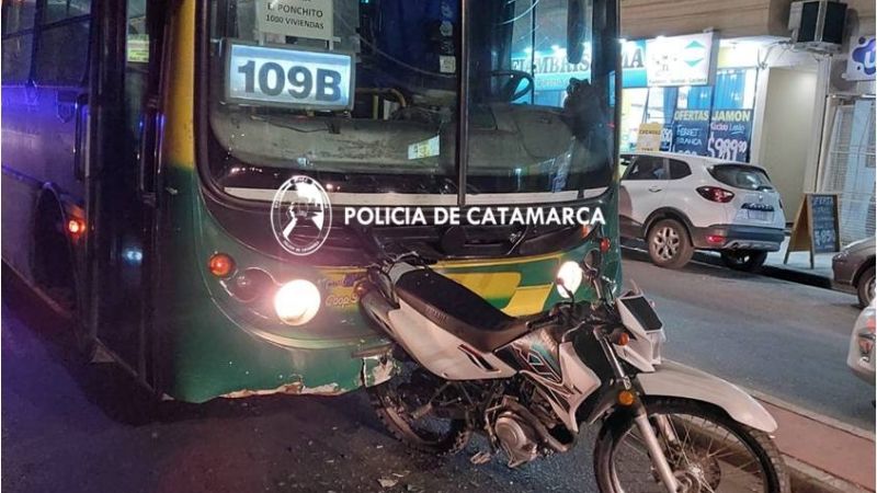 Un colectivo chocó contra una moto
