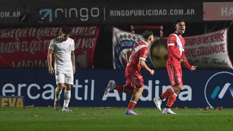 Racing volvió al triunfo y perdió Independiente