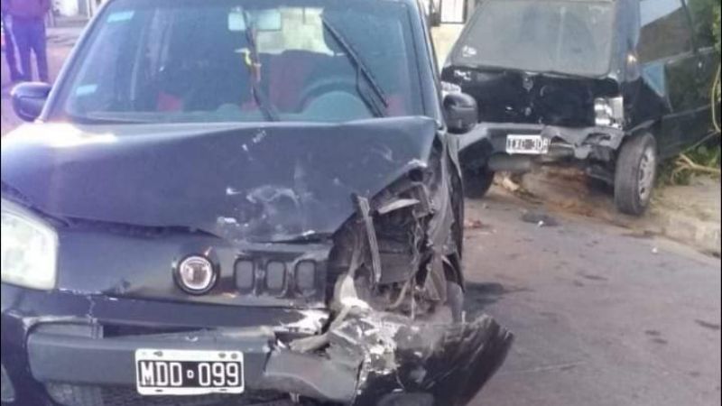 Chocó contra un auto estacionado y se fugó