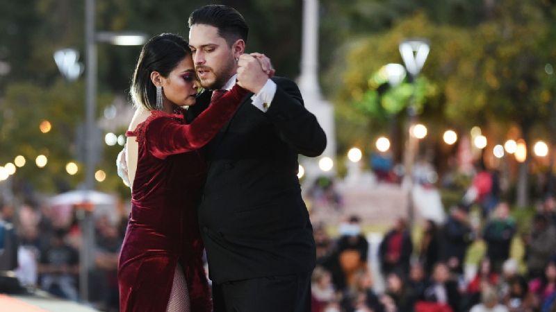 La ciudad brilló con la Noche de los Paseos