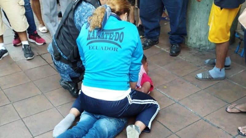 Experta en artes marciales sometió a un hombre que agredía a una mujer en plena calle