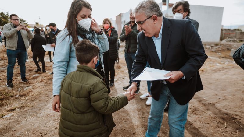 Raúl entregó viviendas y anunció nuevo mínimo salarial para empleados públicos