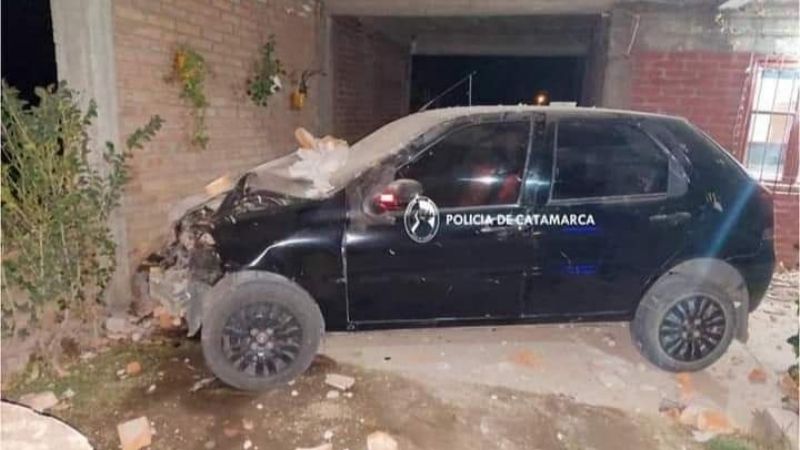 Un automóvil estrelló su automóvil contra una casa