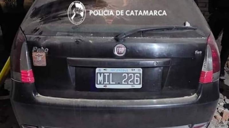 Un automóvil estrelló su automóvil contra una casa