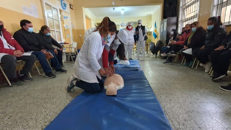Alumnos del IES Pomán capacitaron a docentes de la Escuela N° 392 de Siján en técnicas de RCP