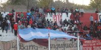 LA HINCHADA de Coronel Daza privilegió en este día a la Bandera Nacional.