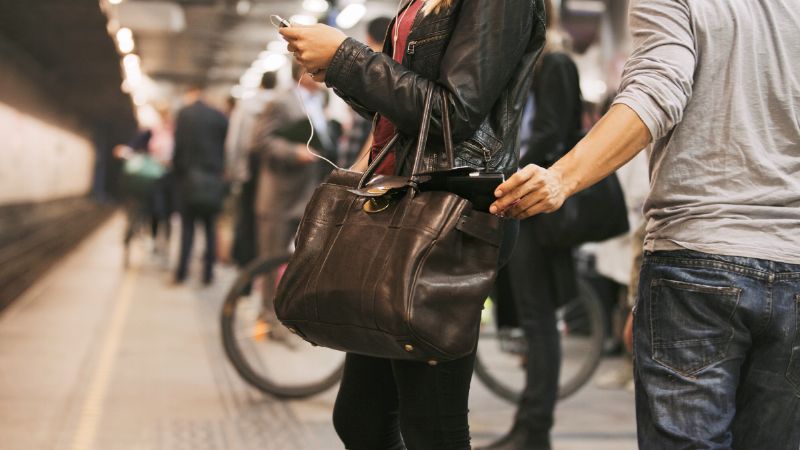 Aprehenden a un arrebatador y secuestran un celular sustraído