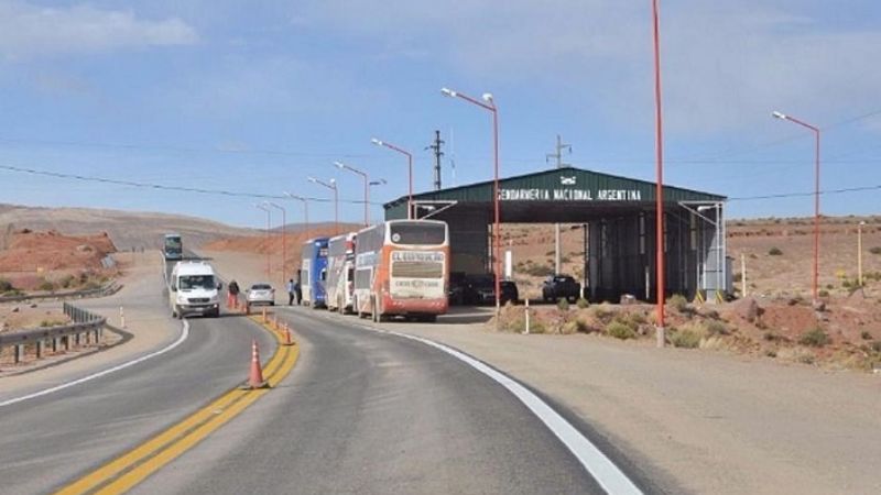 Dos sujetos viajaban con un niño sedado rumbo a Buenos Aires