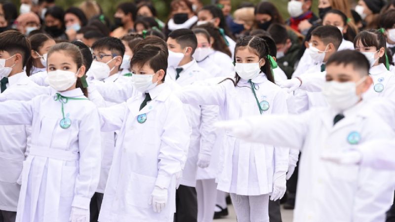 Emotiva promesa a la Bandera de alumnos del Sistema Educativo Municipal