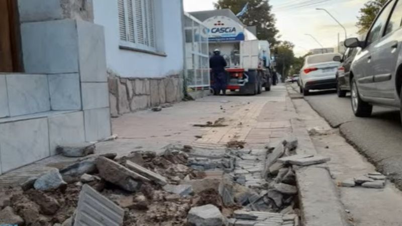 Camión se subió a la vereda y destrozó una conexión de agua