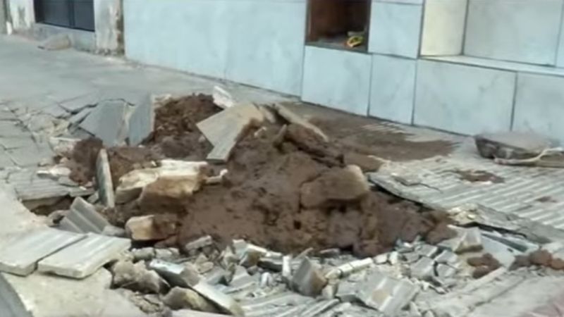 Camión se subió a la vereda y destrozó una conexión de agua