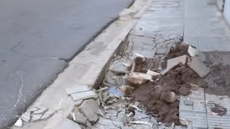Camión se subió a la vereda y destrozó una conexión de agua