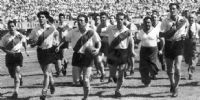 RIVER CAMPEÓN de 1957, dando la vuelta olímpica, encabezada por Ángel Labruna y Enrique Omar Sívori.