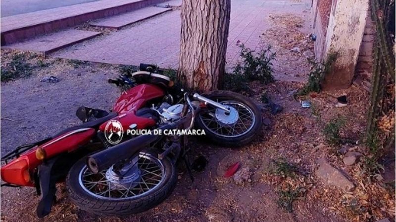Perdió el control de la moto y chocó contra un árbol