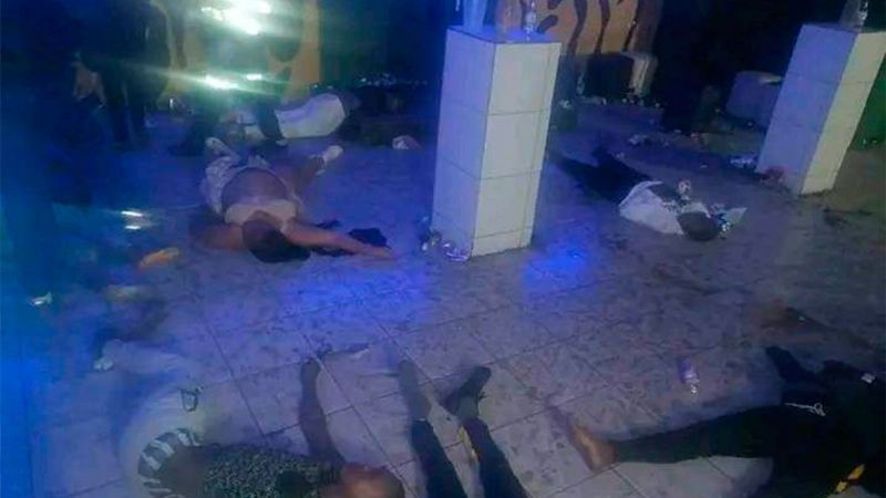 Misterio: hallaron a 20 jóvenes muertos sin signos de violencia en un bar nocturno