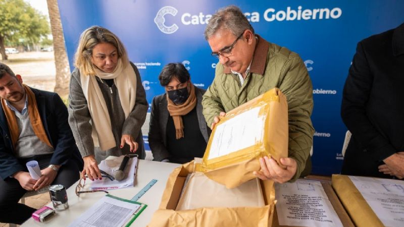 Raúl realizó la apertura de sobres para la histórica obra del Gasoducto Lavalle-Catamarca