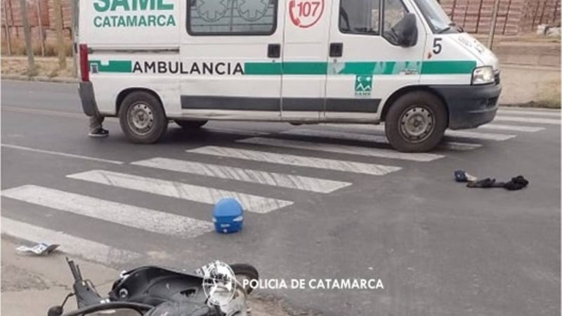 Motociclista chocó y cayó al canal que lo arrastró varios metros
