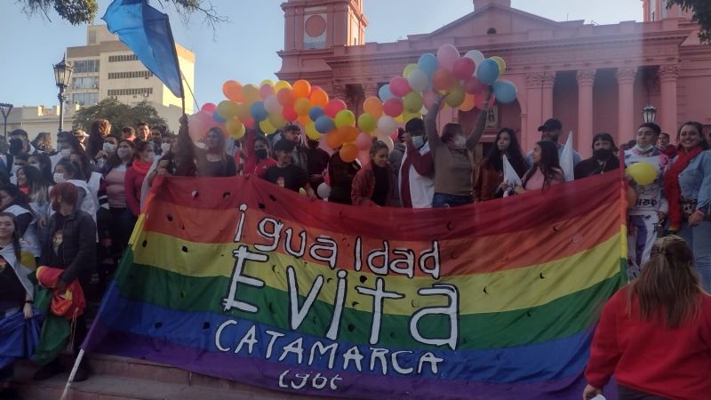 Masiva marcha por el orgullo LGBTIQ