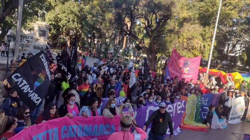 Masiva marcha por el orgullo LGBTIQ
