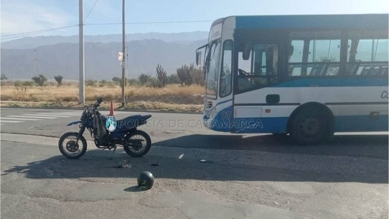 Colectivo chocó con una moto