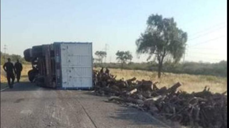 Volcó un acoplado cargado con leña