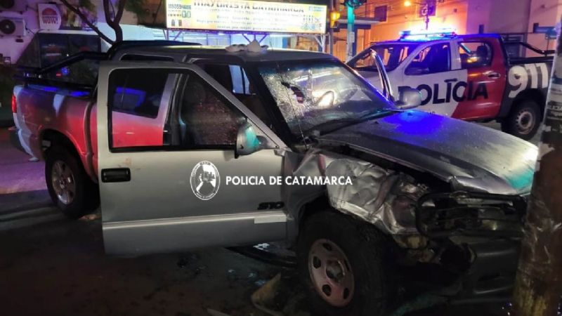 Perdió el control del rodado y chocó contra un poste de luz