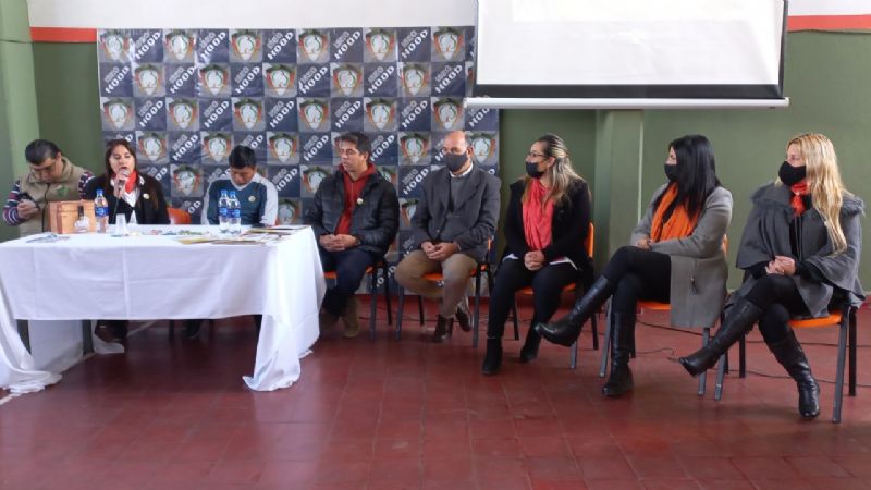 “A los enfermos los bajamos en angarillas”