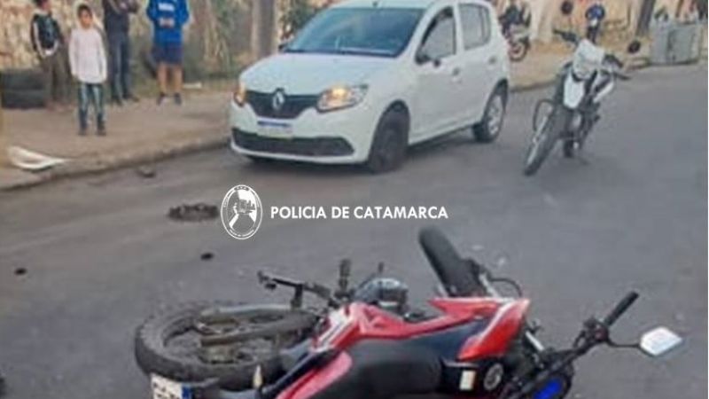 Abrió la puerta del auto cuando pasaba una moto