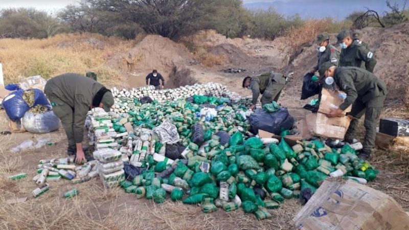 Queman más de 1500 kilos de hojas de coca y 130 paquetes de cigarrillos