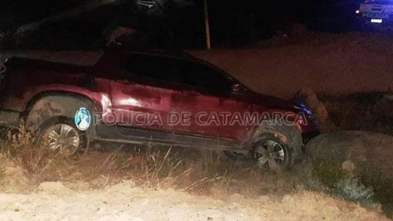 Perdió el control de la camioneta y quedó al borde de un barranco