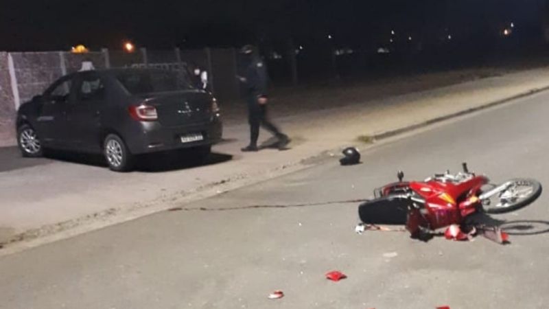 Quedó grave tras chocar con su moto