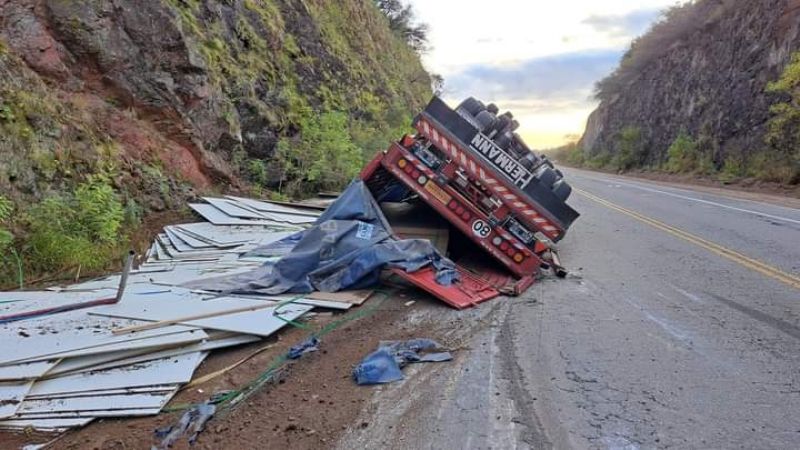 Volcó un camión en la Cuesta del Totoral