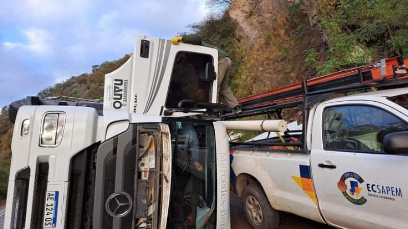 Volcó un camión en la Cuesta del Totoral