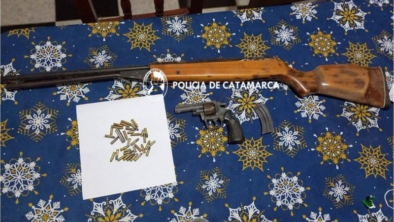 Denunció que su pareja la amenazó con un revólver