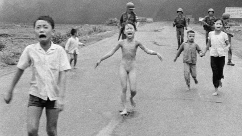 La “niña del napalm” de Vietnam culminó 50 años después un tratamiento para sanar su piel
