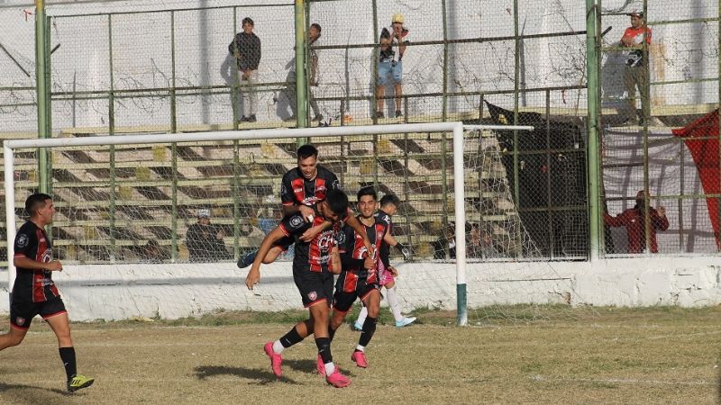 Independiente (C) y Chacarita, primeros semifinalistas